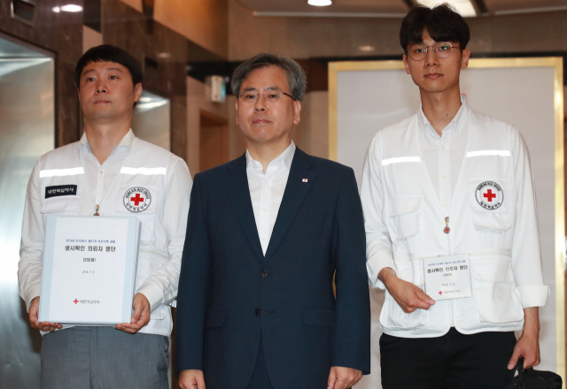 대한적십자사 우광호 국제남북국장과 남북교류팀 직원들이 2018년 8.15 계기 이산가족상봉을 위한 남측 이산가족 250명의 생사확인 의뢰서를 들고 3일 오전 서울 중구 남산동 대한적십자사 서울사무소를 출발하고 있다. 남북은 연락관 채널을 통해 이날 판문점에서 이산가족 생사확인 의뢰서를 교환했다. 연합뉴스