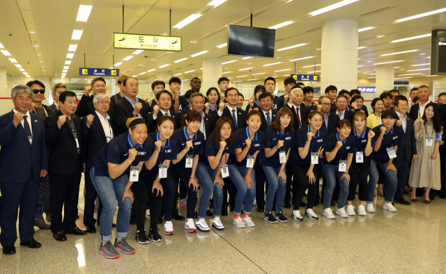 평양순안공항 도착한 통일농구 선수단 (평양=연합뉴스) 통일농구대회 남측 방북단 단장인 조명균 통일부 장관과 정부측 관계자, 남녀 농구선수단이 3일 평양순안공항에서 기념촬영을 하고 있다. 남북 통일농구는 통산 네 번째이자 15년 만이다. 1999년 9월 평양에서 처음 개최된 남북 통일농구는 같은 해 12월 서울에서 또다시 열렸고, 2003년 10월 평양 류경정주영체육관에서 마지막으로 열렸다. 농구 경기는 4일 남북 혼합경기, 5일 친선경기를 남녀 선수별로 모두 4차례 연다. 2018.7.3 [사진공동취재단] photo@yna.co.kr (끝) 연합뉴스