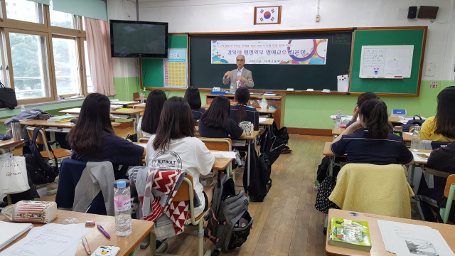 경북대 재능기부 명예교수단 15명은 4일 대구 달성군 다사고를 찾아 전공분야별 특강과 함께 학생들의 진로선택을 위한 수업을 진행했다. 다사고등학교 제공