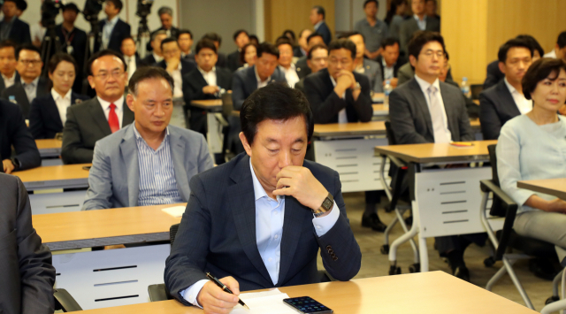 김성태 자유한국당 대표 권한대행 겸 원내대표가 5일 국회 의원회관에서 열린 원외당협위원장 간담회에서 안상수 비상대책위원회 준비위원장의 발언을 듣고 있다. 연합뉴스