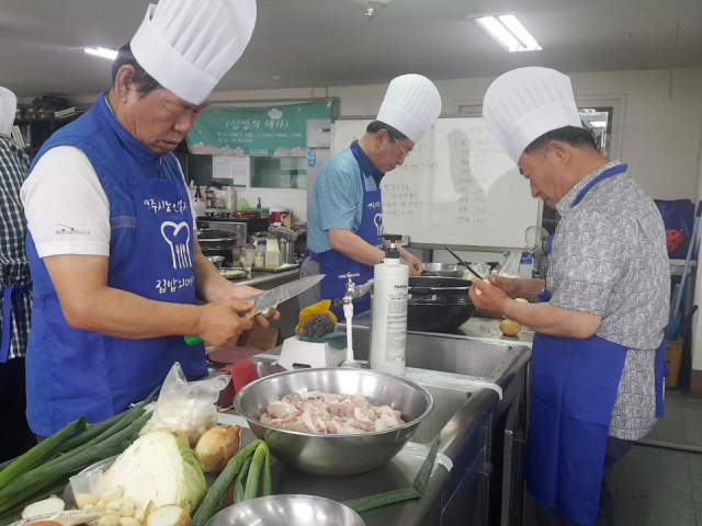 집밥의 대가 1기 수료생들이 찜닭요리를 하고 있다. 영주시노인복지관 제공