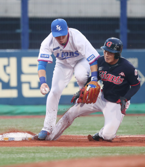 10일 포항구장에서 열린 2018 KBO리그 삼성 라이온즈와 롯데 자이언츠 경기 4회초 무사 1, 2루에서 롯데 2루 주자 정훈이 삼성 3루수 이원석에게 포스아웃 되고 있다. 삼성 라이온즈 제공