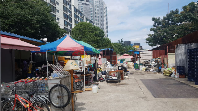 11일 오후 1시쯤 달서구 감삼동 한 폐자원 수집업체에서 직원들이 고철분류 작업에 열중하고 있었다. 바로 옆 아파트단지 주민들은 소음이 심하다며 피해를 호소하고 있다. 이주형 기자