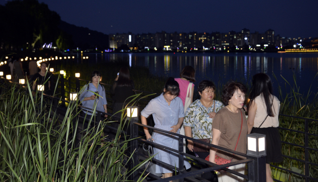 대구지역 대표 관광명소인 수성못에서 시민들이 산책을 즐기고 있다.수성못에는 수상무대를 비롯한 각종 공연을 할 수있는 무대가 네곳이나 마련돼 시민들이 산책을 하며 공연을 즐길수 있다.이채근 기자 mincho@msnet.co.kr