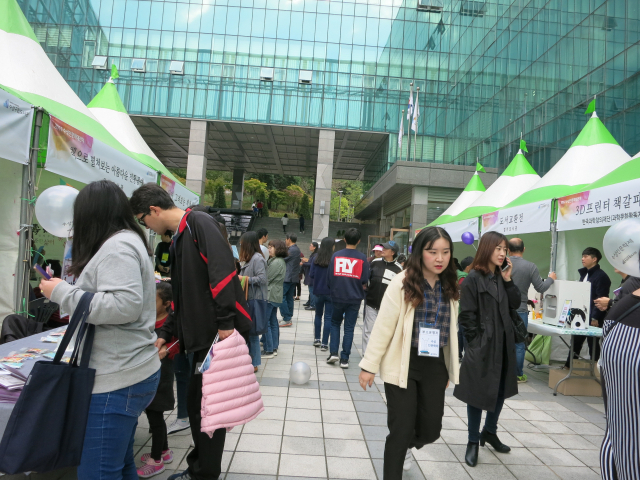 지난해 10월 대구 수성구립도서관이 주최한 수성인문학제 행사 중 범어도서관 일대에서 열린 독서 체험 부스. 지역 주민들이 독서를 통해 인문학에 관심을 갖도록 하기 위해 마련됐다. 대구 범어도서관 제공