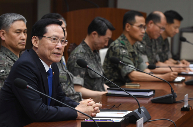 송영무 국방부 장관이 16일 오후 서울 용산구 국방부 청사 대회의실에서 기무사 계엄문건 관련 부대장 긴급회의를 주재하고 있다. 이날 회의에는 문재인 대통령이 기무사의 계엄령 검토 관련 모든 문서와 보고를 제출하라고 한 지시와 관련 김용우 육군참모총장과 이석구 기무사령관을 비롯해 수도방위사령관 등 20여개 부대 지휘관이 참석했다. 연합뉴스