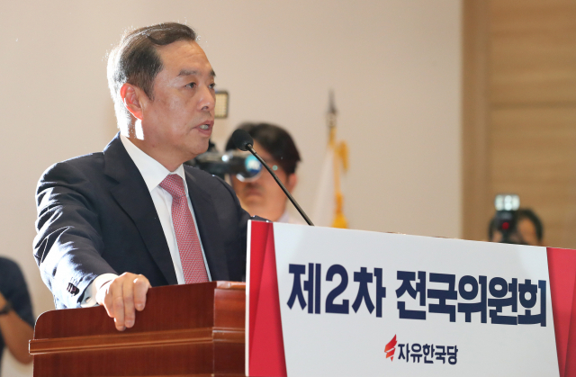 자유한국당 김병준 혁신비대위원장이 17일 오전 국회 의원회관에서 열린 제2차 전국위원회에서 수락연설을 하고 있다. 연합뉴스