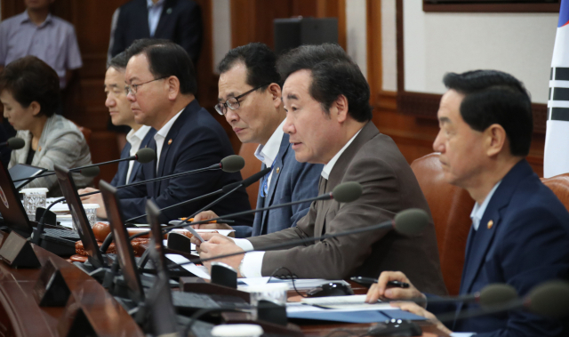 이낙연 국무총리가 17일 서울 세종로 정부서울청사에서 열린 국무회의에서 발언하고 있다. 연합뉴스