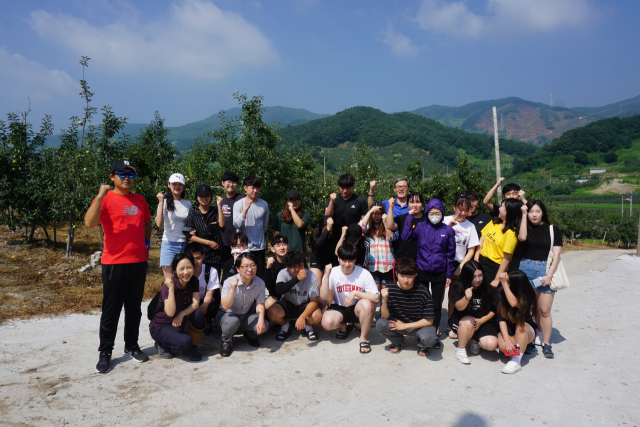 18일 경북도립대학교 지방행정과 학생 26명이 예천 감천면 벌방리 한 사과농가를 찾아가 봉사활동을 했다. 경북도립대 제공