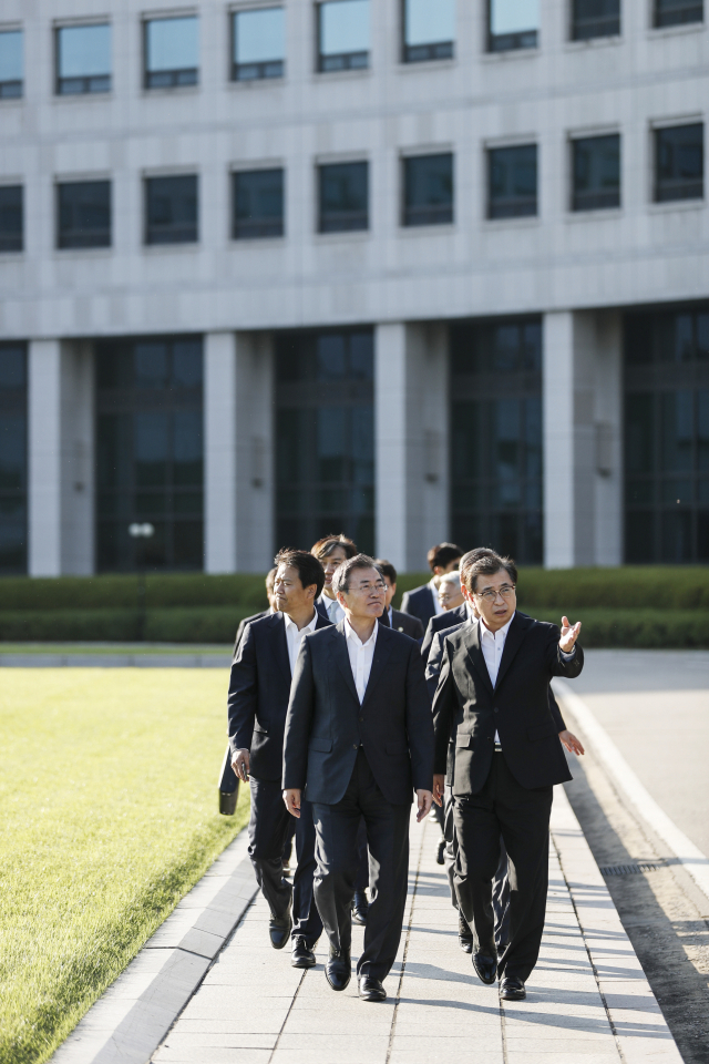 문재인 대통령이 20일 오후 서울 서초구 내곡동 국가정보원을 찾아 서훈 국정원장의 안내로 국정원 청사 경내를 둘러 보고 있다. 연합뉴스