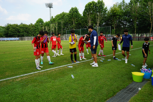 폭염이 계속되는 21일 대구 북구 서변동 강변축구장에서 제13회 대구광역시장기 전국중학교축구대회가 열렸다. 후반전이 벌어지던 가운데 산청중학교 선수들이 물을 마시며 쉬는 