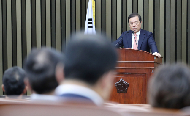 자유한국당 김병준 혁신비대위원장이 24일 오후 국회에서 열린 의원총회에서 발언하고 있다. 연합뉴스