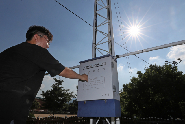 폭염이 이어진 24일 오후 경북 영천 신녕초등학교에 설치된 자동기상관측장비(AWS) 모습. 대구기상지청은 오후 3시 27분 영천 신녕면 기온이 AWS 측정으로 40.3도를 기록했다고 밝혔다. 연합뉴스