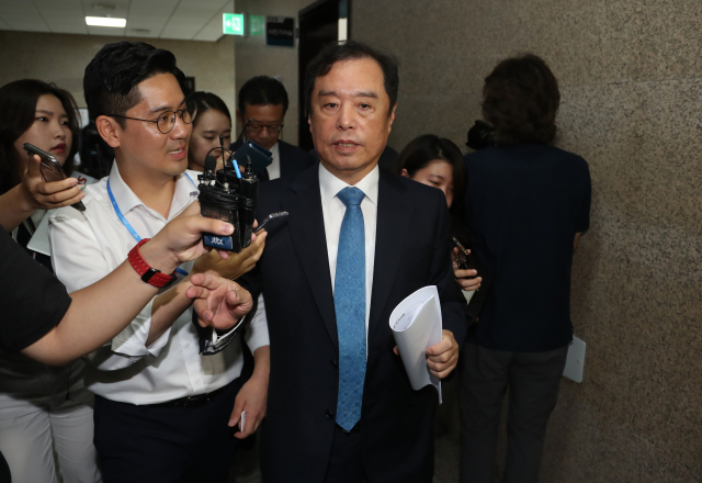 자유한국당 김병준 비상대책위원장이 27일 오전 국회에서 열린 비공개 비대위원회의 참석 후 기자들의 질문에 답하고 있다. 연합뉴스