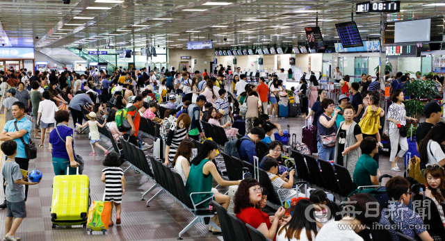 본격 휴가철을 맞아 29일 대구국제공항 대합실이 여행객들로 붐비고 있다. 대구시는 올해 대구공항 이용객이 사상 처음으로 400만명을 돌파해 수용한계치 375만명을 초과할 것으로 전망하고 있다. 현재 대구공항 국제선은 16개 노선에 주 248편을 운항하고 있다. 우태욱 기자 woo@msnet.co.kr