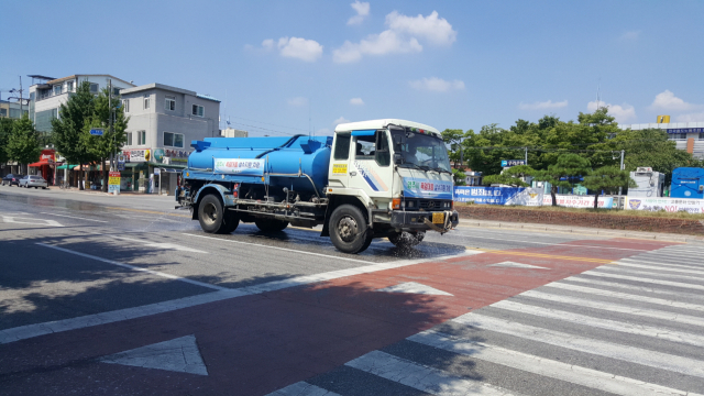 영주시가 가마솥 더위를 식히기 위해 살수차를 운영하고 있다. 영주시 제공