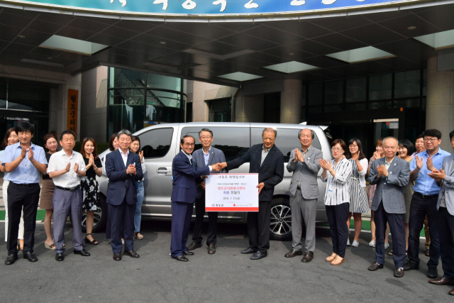 27일 그린피스버섯농장 박희주 대표가 경북 아너소사이어티로 등록하면서 청도군 자원봉사센터에 지정 기탁한 차량을 전달하고 있다. 청도군 제공