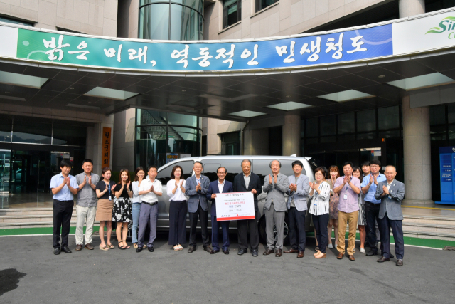 27일 그린피스버섯농장 박희주 대표가 경북 아너소사이어티로 등록하면서 청도군 자원봉사센터에 지정 기탁한 차량을 전달하고 있다. 청도군 제공