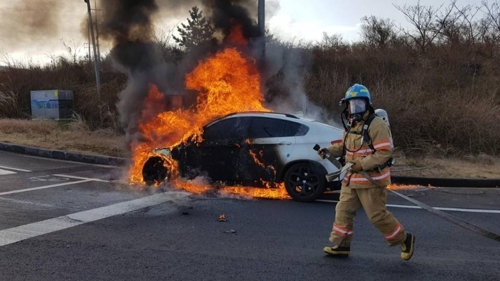 올해 1월 2일 제주 조천읍에서 BMW차량에 화재가 발생, 소방관이 진압하고 있다. 제주도 소방안전본부