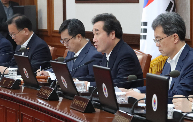 이낙연 국무총리가 31일 서울 세종로 정부서울청사에서 열린 국무회의에서 발언하고 있다. 연합뉴스