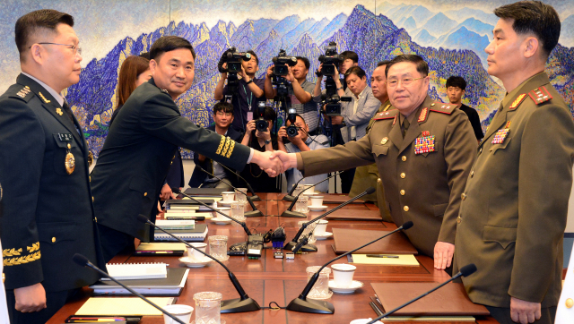 31일 오전 판문점 평화의집에서 열린 남북장성급회담에서 우리측 수석대표인 김도균 국방부 대북정책관(왼쪽 두번째)과 안익산 북측 수석대표가 악수하고 있다. 남북장성급회담은 지난달 14일 판문점 북측 통일각에서 제8차 회담이 열린 이후 47일만이다. 연합뉴스