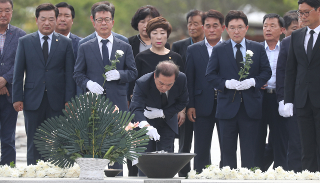 자유한국당 김병준 비상대책위원장이 30일 오후 경남 김해시 봉하마을을 찾아 노무현 전 대통령 묘역을 참배하고 있다. 연합뉴스