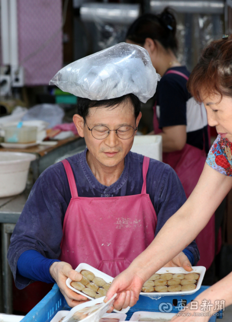 폭염에 얼음모자 쓴 봉덕시장 상인 매일신문 정운철 기자 woon@msnet.co.kr