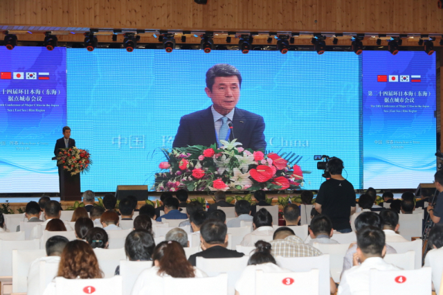 이강덕 시장이 중국 훈춘에서 열린 제24회 환동해거점권도시회의에서 문화관광협력사무국 창설을 제안하고 있다.