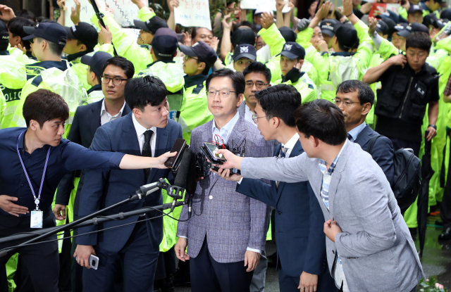 김경수 경남도지사가 드루킹의 댓글조작 행위를 공모한 혐의로 6일 오전 서울 강남구 특검에 출석하고 있다. 연합뉴스