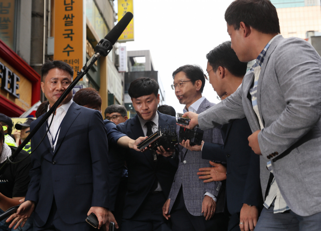 김경수 경남도지사가 드루킹의 댓글조작 행위를 공모한 혐의로 6일 오전 서울 강남구 특검에 출석하고 있다. 연합뉴스