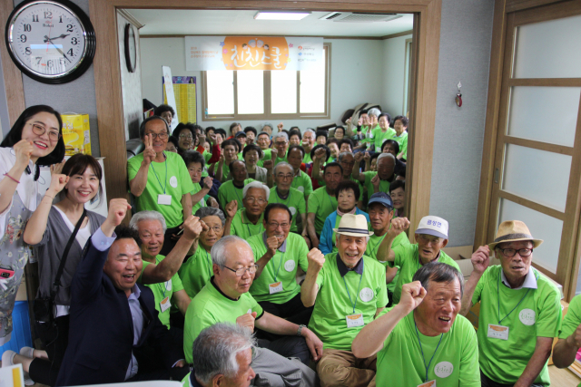 지난 6월 12일 의성군 금성면 대리3리 경로당에서 열린 손주맞이 조부모 교육 참가자들이 기념촬영을 하고 있다. 경북도 제공