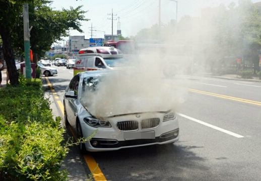 4일 오후 2시 15분께 목포시 옥암동 한 대형마트 인근 도로에서 주행 중인 2014년식 BMW 520d 승용차 엔진룸에 불이 나 연기가 치솟고 있다. 경찰과 소방 당국은 결함 등 화재 원인을 파악하고 있다. 자료사진 연합뉴스