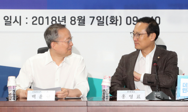 백운규 산업통상자원부 장관(왼쪽)과 더불어민주당 홍영표 원내대표가 7일 오전 국회 의원회관에서 열린 폭염으로 인한 전기요금 지원 대책 당정협의회에 앞서 대화하고 있다. 연합뉴스