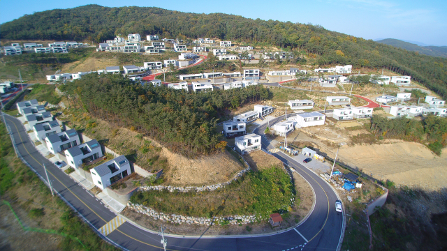 경상북도는 고령화되는 농촌지역 활성화를 위해 귀농·귀촌인 등이 이주해 살 수 있는 신규마을 조성사업을 추진하고 있다. 안동, 경주 등 14개 시·군에 25개 지구 1천18가구를 조성하고 있다. 군위 마시지구 모습. 경북도 제공