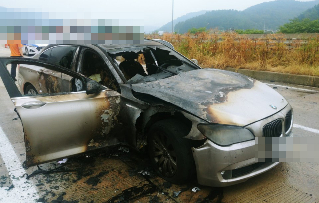 9일 오전 7시 50분께 경남 사천시 남해고속도로에서 A(44)씨가 몰던 BMW 730Ld에서 불이 났다. 불은 차체 전부를 태우고 수 분 만에 꺼졌다. 연합뉴스