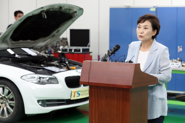 김현미 국토교통부 장관이 8일 오후 경기도 화성시 소재 한국교통안전공단 자동차안전연구원을 방문, 잇따른 BMW 화재사고와 관련해 리콜 제도 개선방안에 대해 설명하고 있다. 연합뉴스