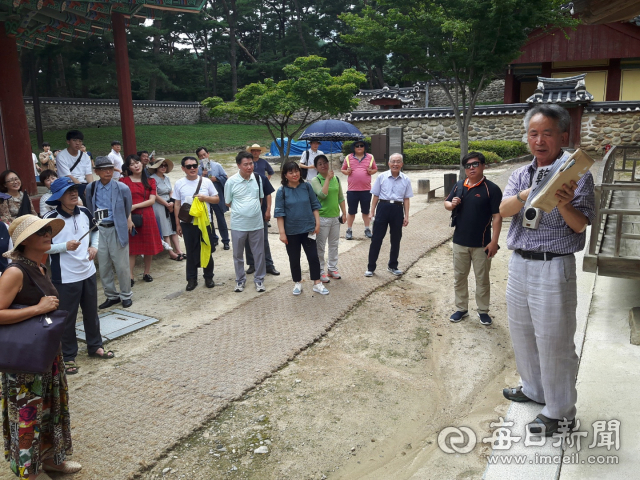 (사)나라얼연구소 회원들이 11일 배움 답사지인 영주 소수서원에서 박석홍 전 소수박물관장(맨 오른쪽)으로부터 소수서원에 대해 설명을 듣고 있다. 김진만 기자