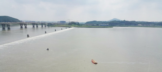 김포대교 아래서 전복된 소방 구조보트 경기소방본부 제공