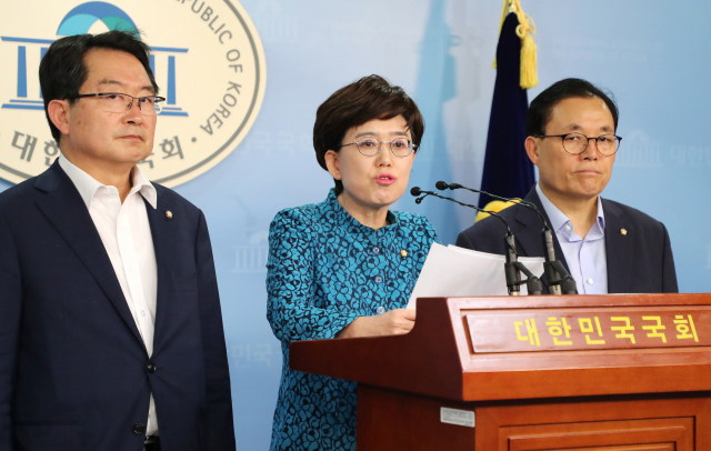 자유한국당 백승주(왼쪽부터), 최연혜, 이채익 의원이 1일 오후 국회 정론관에서 한전 영국 원전 우선협상자 지위 상실과 관련한 기자회견을 하고 있다. 매일신문 DB