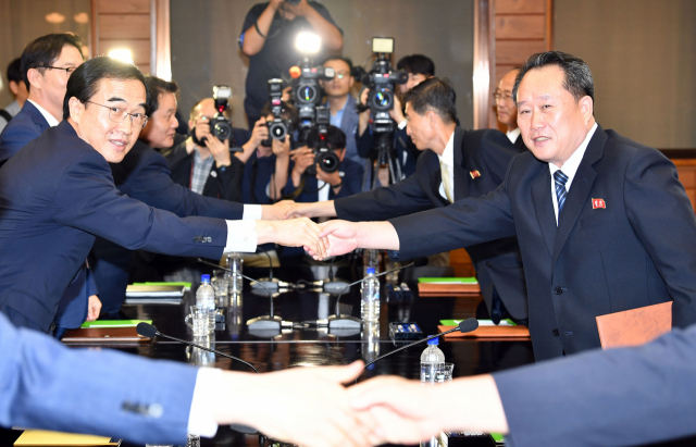 13일 판문점 북측 통일각에서 열린 남북고위급회담에서 우리측 수석대표 조명균 통일부 장관(왼쪽)과 북측 수석대표 리선권 조국평화통일위원회 위원장이 회담을 마치고 악수하고 있다. 연합뉴스