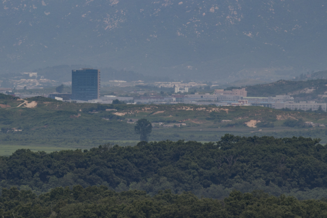 14일 경기도 파주시 서부전선 비무장지대(DMZ)가 시작하는 곳에서 개성공단 일대가 보이고 있다. 연합뉴스