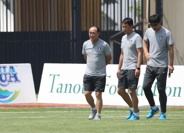 김학범 U-23 축구대표팀 감독이 14일 오전 2018 자카르타·팔렘방 아시안게임 조별리그 1차전이 열리는 인도네시아 자와라밧주 경기장을 둘러보고 있다. 대표팀은 15일 레바논과 1차전을 치른다. 연합뉴스