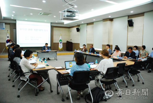 경산 한 유치원의 부실 급식과 공금 횡령 고발 조치와 관련, 14일 경산시청 별관 회의실에서 학부모 대표와 경산시, 경산교육청 등 관련 기관 대책회의가 열리고 있다. 김진만 기자