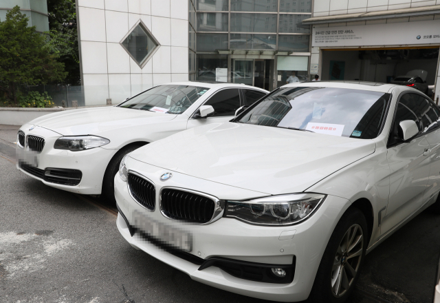 BMW의 긴급 안전진단 마무리를 하루 앞둔 13일 오전 서울시내 한 BMW서비스센터에서 점검을 마친 차량이 주차돼있다. 자동차업계에 따르면 BMW는 배기가스 재순환장치(EGR) 모듈 결함에 따른 리콜에 앞서 14일까지 긴급 안전진단을 실시한다. 안전진단은 리콜 대상 차량에 대해 내시경 장비로 EGR 모듈 등에 대해 화재 위험성을 진단하는 것이다. 연합뉴스