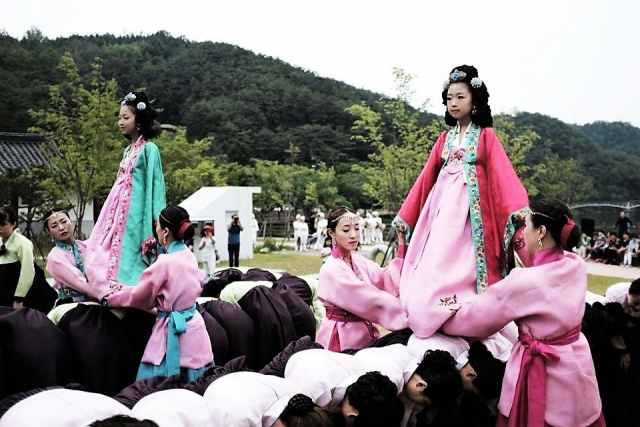 안동 놋다리밟기 보존회는 10월 6일까지 매주 토요일 저녁 안동댐 개목나루 야외공연장에서 놋다리밟기 상설공연을 마련한다. 사진은 18일 열린 공연 모습. 안동시 제공