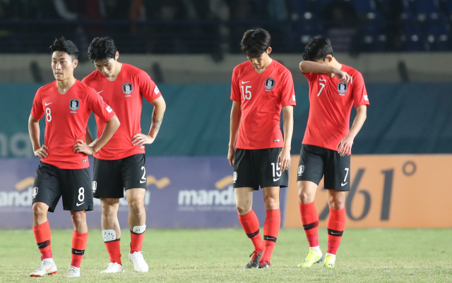 17일 오후 인도네시아 자와바랏주 반둥의 시 잘락 하루팟 스타디움에서 열린 2018 자카르타-팔렘방 아시안게임 축구 조별리그 E조 2차전 한국과 말레이시아의 경기. 1대2로 패한 대표팀 손흥민을 비롯한 선수들이 경기장을 나서고 있다. 연합뉴스