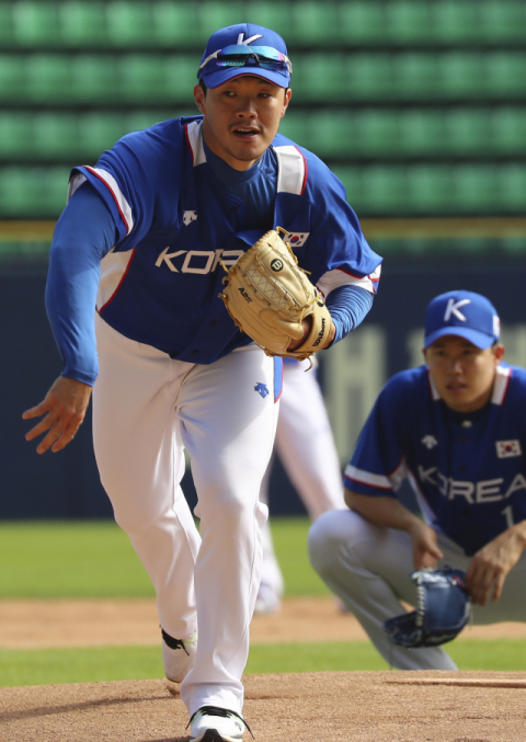 19일 서울 잠실야구장에서 열린 2018 아시안게임 야구국가대표팀 훈련에서 장필준이 투구 모션을 취하고 있다. 연합뉴스