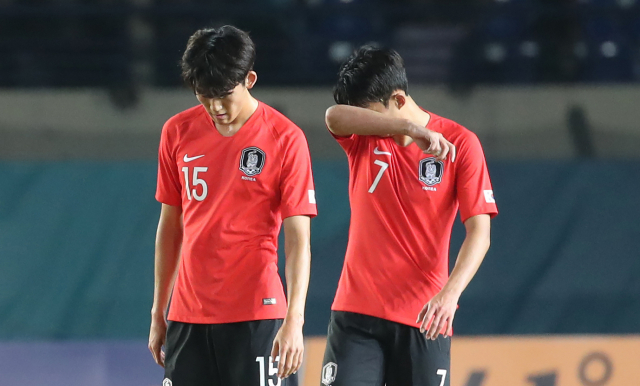 17일 오후 인도네시아 자와바랏주 반둥의 시 잘락 하루팟 스타디움에서 열린 2018 자카르타-팔렘방 아시안게임 축구 조별리그 E조 2차전 한국과 말레이시아의 경기. 1-2로 패한 대표팀 손흥민을 비롯한 선수들이 경기장을 나서고 있다. 연합뉴스