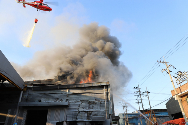 지난 7월 30일 오후 4시 26분께 인천 남동공단 내 한 화장품 제조공장에서 큰불이 나 소방당국이 대규모 인력을 투입한 끝에 3시간 만에 불을 모두 껐다. 연합뉴스