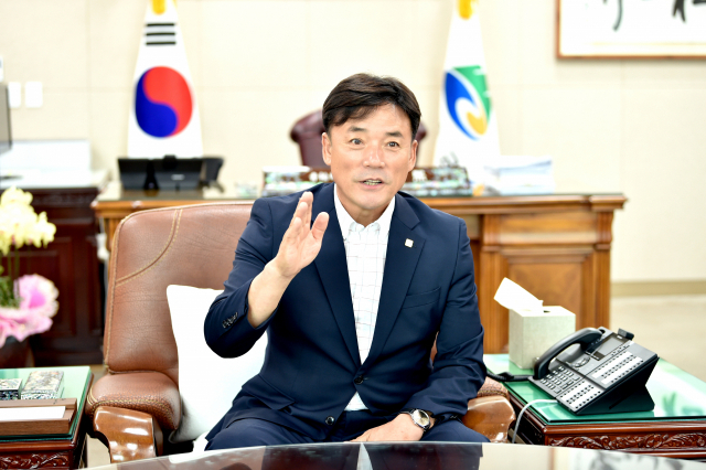 어르신들을 위해 천원 목욕탕을 준비 중인 윤경희 청송군수. 청송군 제공